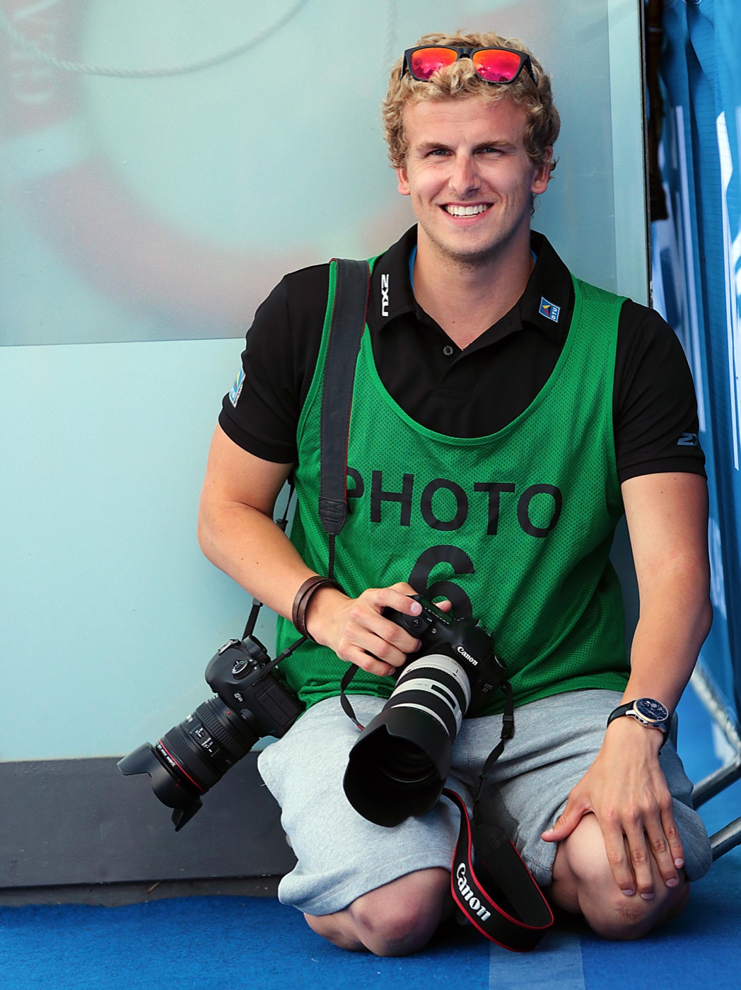 Sportfotograf Jo Kleindl mit Kamera am Becken
